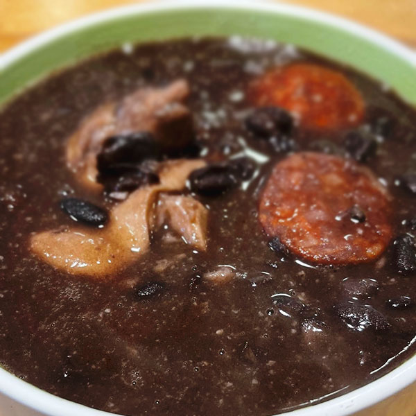 Feijoada Brasileña (frijoles negro aliñada con trozos de cerdo ) sabor na brasa